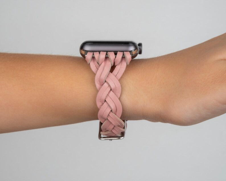 K&ouml;nnte beinhalten: Ein rosafarbenes geflochtenes Lederarmband f&uuml;r eine Apple Watch.