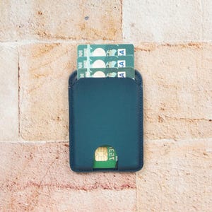 Maßgeschneiderte Kartenhülle, Leder Magnet Brieftasche für iPhone 16/15/14/13/12 Modelle, Kreditkartenhalter, Hochzeitsgeschenk, Geschenk Papa, Mama Geschenk