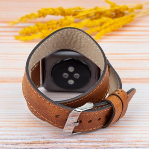K&ouml;nnte beinhalten: Ein braunes Lederarmband mit einer silbernen Schlie&szlig;e. Das Armband ist f&uuml;r eine Smartwatch mit rundem Zifferblatt konzipiert.