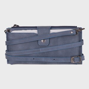 Pu&ograve; includere: Un portafoglio rettangolare color blu ardesia con finitura testurizzata, dotato di chiusura superiore con zip, patta centrale con bottone a pressione e un sottile cinturino regolabile avvolto attorno all'esterno. Include finiture in metallo scuro.