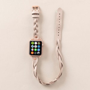 Op de afbeelding: Een gevlochten leren horlogeband in een lichtbeige kleur met een ros&eacute;gouden gesp. De band is compatibel met Apple Watch.
