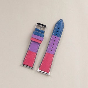 Puede incluir: Dos correas de reloj de cuero coloridas con un esquema de color rosa, morado y azul. Las correas est&aacute;n dise&ntilde;adas para Apple Watches.