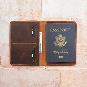 Portapassaporto minimalista in pelle, portafoglio da viaggio fatto a mano, custodia sottile per passaporto con scomparti per carte, regalo per viaggiatori frequenti, custodia per passaporto