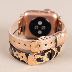 Może przedstawiać: Pasek do Apple Watch w kolorze r&oacute;żowego złota z wzorem lamparta. Pasek wykonany jest z dw&oacute;ch warstw sk&oacute;ry, jedna w jednolitym kolorze r&oacute;żowego złota, a druga z wzorem lamparta.