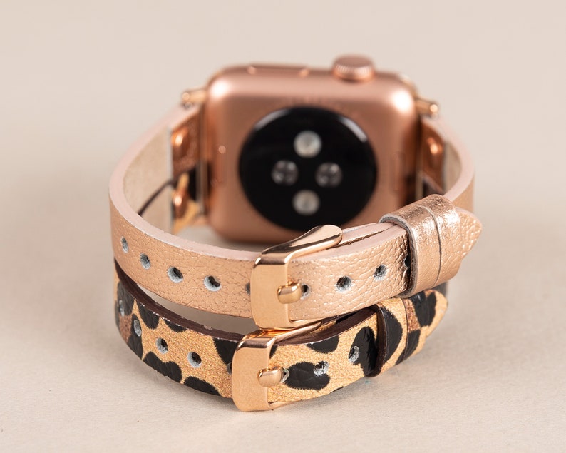 Może przedstawiać: Pasek do Apple Watch w kolorze r&oacute;żowego złota z wzorem lamparta. Pasek wykonany jest z dw&oacute;ch warstw sk&oacute;ry, jedna w jednolitym kolorze r&oacute;żowego złota, a druga z wzorem lamparta.
