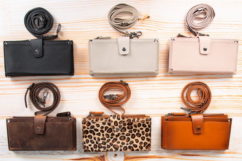 Pu&ograve; includere: Sei portafogli rettangolari con tracolle staccabili disposti su due file. I portafogli sono disponibili in nero, grigio chiaro, rosa pallido, marrone scuro, stampa leopardata e marrone chiaro, con chiusura a bottone automatico e finitura.
