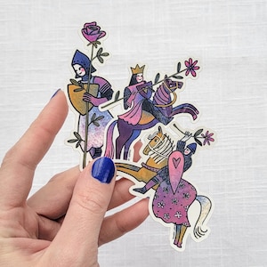 Peut inclure: Un autocollant représentant trois personnages à cheval, chacun tenant une rose. Les personnages sont un chevalier, une reine et une princesse, tous vêtus de vêtements colorés. L'autocollant est sur un fond blanc.