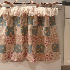 Handgemaakt patchwork ovengordijn | Cottagecore volant met ruches, gebloemd keukendecor