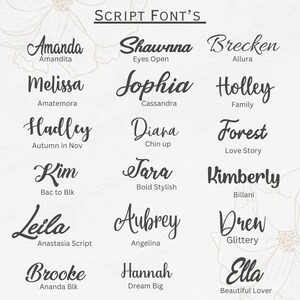 Może przedstawiać: Grafika prezentująca r&oacute;żne czcionki skryptowe, z nazwami takimi jak Amanda, Sophia i Drew. Każda czcionka jest wyświetlana z przykładowym słowem lub frazą, taką jak "Eyes Open" lub "Love Story". Tekst "SCRIPT FONTS" znajduje się na g&oacute;rze.