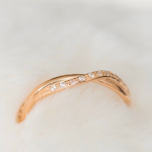 Rose Gold Twisted Ring: Titanium Alloy Interlocking Band