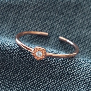 Kleiner Rose Gold CZ Blumen Ring, Einfacher Stapel Blumen Ring, Floraler Ring, Verstellbarer Minimal Ring, Valentinstag Geschenk, Geschenk Für Sie