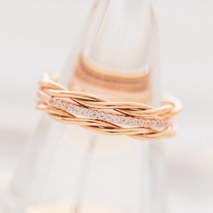 Rose Gold Eheringe, Minimale Stapelbare Ringe, Zierliche Stapelringe, Diamant Twist Ringe, Valentinstag Geschenk, Geschenk für Sie / Frau