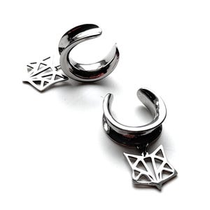 Può includere: Un paio di dilatatori per orecchie color argento. Ogni dilatatore ha una forma curva a ferro di cavallo con un ciondolo a forma di volpe geometrica che pende dal basso. Progettato per piercing all'orecchio allungati.