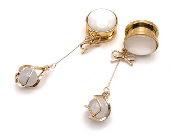 Élégante nuptiale blanche, perle et noeud, or, acier chirurgical 316l, plugs/tunnels pendants à visser, calibres disponibles en 6 mm (2 c.a.) - 25 mm (1 po.)