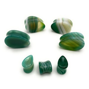 Könnte beinhalten: Ein Set aus sechs Ohrsteckern aus grünem und weißem Achat. Die Ohrstecker haben verschiedene Formen, darunter Tropfen-, Oval- und Rundformen.