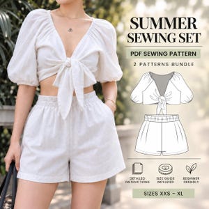 Könnte beinhalten: Ein weißes zweiteiliges Set bestehend aus einem bauchfreien Oberteil zum Binden mit Puffärmeln und passender Shorts mit elastischem Bund. Das Bild enthält den Text SUMMER SEWING SET, PDF SEWING PATTERN, 2 PATTERNS BUNDLE und SIZES XXS - XL.