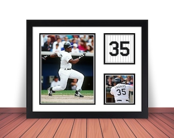 Pode incluir: Um collage de fotos emoldurado em preto com um jogador de beisebol com um uniforme branco e preto com o número 35 nas costas. O collage também inclui um close-up do jersey do jogador com o número 35 na frente.