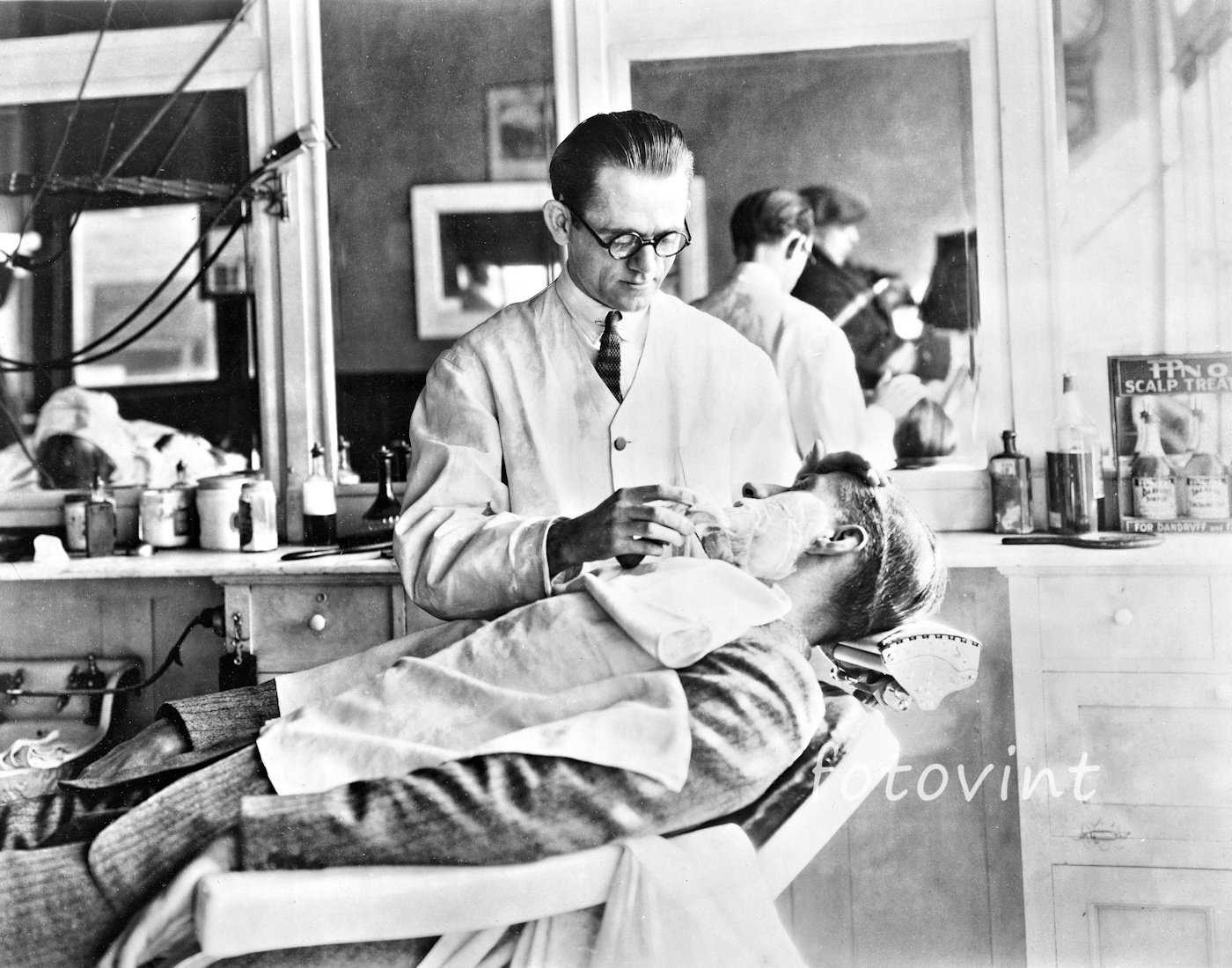 Hombre Alegre En Capa De Peluquería Sentado Cerca De Barbero En Barbería  Fotos, retratos, imágenes y fotografía de archivo libres de derecho. Image  194219323