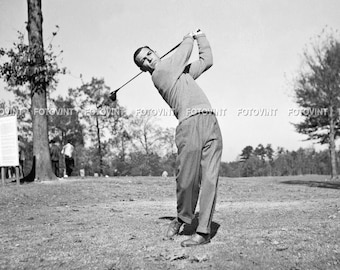 BEN HOGAN GOLFING GREAT TEES OFF IN THIS GREAT 8x10 PHOTO 