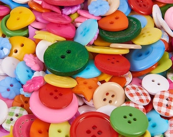 Puede incluir: Una gran colección de botones coloridos en varias formas y tamaños, incluyendo formas redondas, cuadradas, de corazón y de estrella. Los botones están hechos de plástico y madera y tienen una variedad de patrones y diseños.