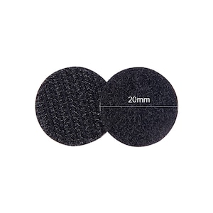 K&ouml;nnte beinhalten: Zwei schwarze, runde, selbstklebende Pads mit einer strukturierten Oberfl&auml;che. Jedes Pad hat einen Durchmesser von 20 mm.