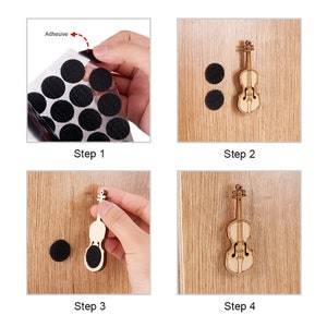 K&ouml;nnte beinhalten: Vier Schritte, die zeigen, wie man Klebepunkte verwendet, um eine Holz-Geigen-Ausschnitt an eine Wand zu befestigen. Schritt 1 zeigt eine Klebepunkte-Folie. Schritt 2 zeigt zwei Klebepunkte an einer Wand. Schritt 3 zeigt eine Hand, die die Geigen-Ausschnitt an die Wand befestigt. Schritt 4 zeigt die Geigen-Ausschnitt an der Wand befestigt.