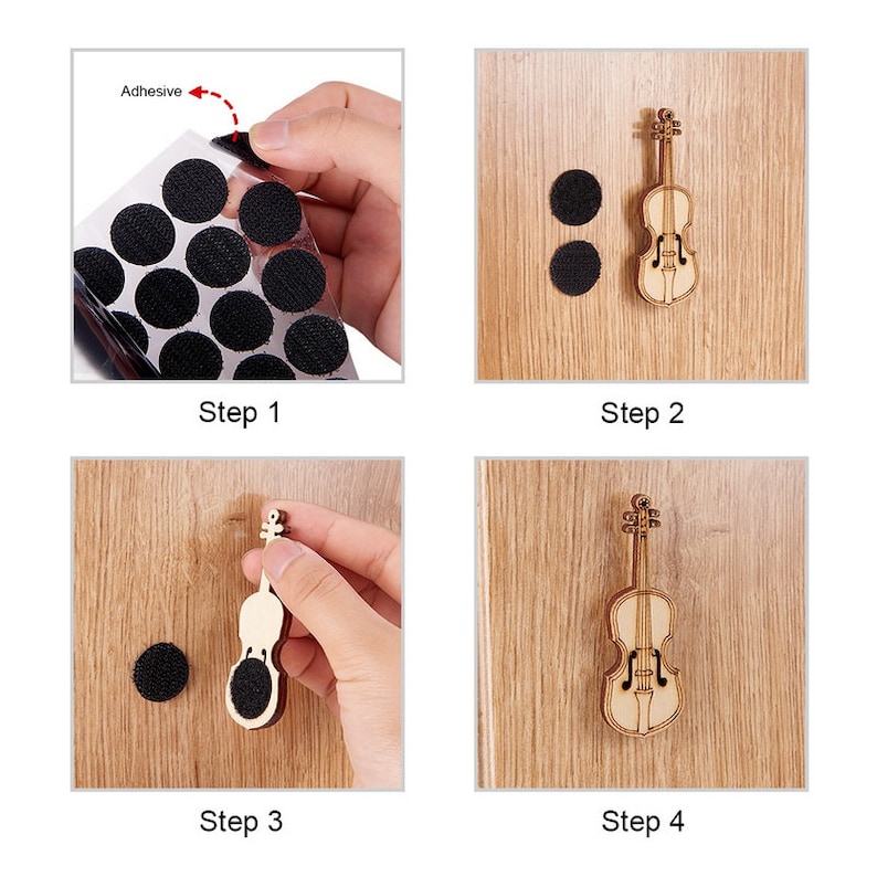 K&ouml;nnte beinhalten: Vier Schritte, die zeigen, wie man Klebepunkte verwendet, um eine Holz-Geigen-Ausschnitt an eine Wand zu befestigen. Schritt 1 zeigt eine Klebepunkte-Folie. Schritt 2 zeigt zwei Klebepunkte an einer Wand. Schritt 3 zeigt eine Hand, die die Geigen-Ausschnitt an die Wand befestigt. Schritt 4 zeigt die Geigen-Ausschnitt an der Wand befestigt.
