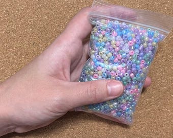 Über 2.000 Rocailles, Größe 6/0, 4 mm, Mischfarbe, Pastell, Ceylon, große Rocailles, DIY Schmuck, Kinderhandwerk, Silbereinzug, Regenbogen, Schüttgut