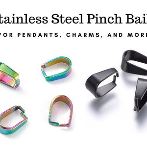 Puede incluir: Un juego de ocho baúles de pellizco de acero inoxidable para colgantes, encantos y más. Cuatro son negros y cuatro son iridiscentes.