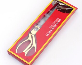 Puede incluir: Tijeras de tela doradas con mangos rojos en una caja roja y amarilla. La caja dice "Senior Tailor Scissors Stainless Steel 26.5cm 10.5 inch".