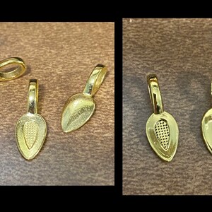 Puede incluir: Cuatro baúles de colgante de metal dorado con forma de lágrima. Dos de los baúles tienen un diseño texturizado en la parte delantera.