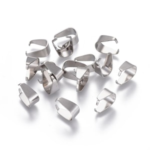 Peut inclure: Un groupe de fermoirs de bijoux en métal argenté, également appelés perles à sertir, pour la fabrication de colliers, de bracelets et d'autres bijoux. Les fermoirs sont en forme de petite boucle ouverte avec une base plate.