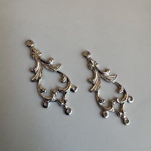 シルバーロジウムスワールコネクター、エドワード朝シャンデリアコネクター 4個セット、33 x 15 mm 中空バック、ループ1つ、底部にループ3つ