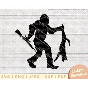 Peut inclure: Silhouette noire d'un Bigfoot portant un fusil et un petit animal sur son épaule.