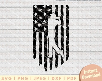 Op de afbeelding: Zwart-witte silhouet van een golfer die een club zwaait, gesuperponeerd op een verweerd ontwerp van de Amerikaanse vlag.