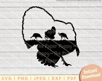 Pode incluir: Silhueta preta de um peru com três perus menores à sua frente. Os perus estão em pé em uma área gramada. A imagem está sobre um fundo branco.