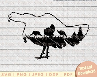 Pode incluir: Silhueta preta de um peru com três perus menores no fundo. Os perus estão em pé em um campo com árvores atrás deles. A imagem é um download digital.