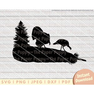 Puede incluir: Silueta negra de dos pavos caminando frente a un pino. Los pavos caminan sobre un suelo en forma de hoja. La imagen está sobre un fondo de madera blanca.