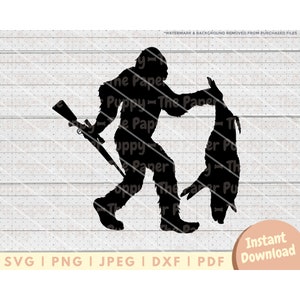 Peut inclure: Silhouette noire d'un Bigfoot tenant un fusil et portant un animal mort sur son épaule.