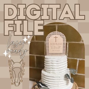 Pode incluir: Um bolo branco de dois andares coberto com um topo de bolo de madeira. O topo tem um desenho de cruz e as palavras "GOD BLESS Rhett" e a data 04.19.2024. As palavras "DIGITAL FILE" e "laser ready" também são visíveis.