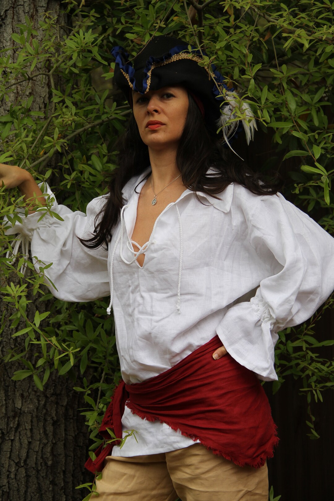 Costume da pirata da donna – costume da barba nera con camicia, pantaloni,  bandana, cintura, copristivali e cintura in vita.
