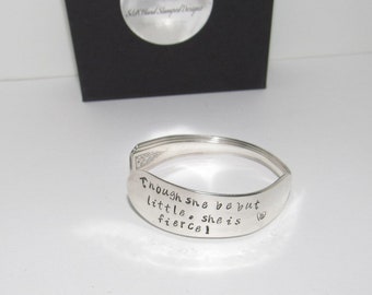 Aunque es pequeña, es feroz, brazalete de plata vintage, brazalete personalizado estampado a mano, joyería de cuchara personalizada