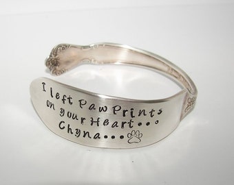 Dejaste huellas de patas en mi corazón, brazalete de plata vintage, joyería conmemorativa para mascotas, brazalete personalizado estampado a mano.