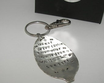 No conduzcas más rápido que tu ángel de la guarda, regalo de cumpleaños número 16 para conductores nuevos, llavero de cuchara de plata, llavero personalizado estampado a mano