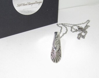 Collar de cuchara de plata vintage personalizado con amor, joyería de plata estampada a mano personalizada, joyería de plata con cuchara reciclada