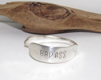 Pulsera Badass con texto personalizado, brazalete de plata vintage, brazalete personalizado con sello a mano, joyería de cuchara personalizada, regalo de aniversario