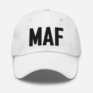 Könnte beinhalten: Weiße Baseballkappe mit schwarzem gesticktem Text "MAF".