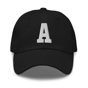 Gorra de papá bordada con letras del alfabeto universitario / Hilo blanco