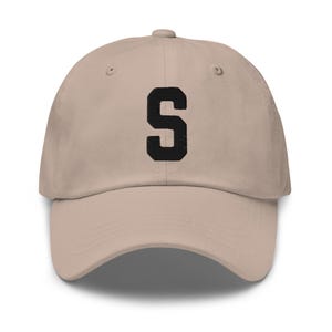 Gorra de papá bordada con letra universitaria del alfabeto S / Hilo negro