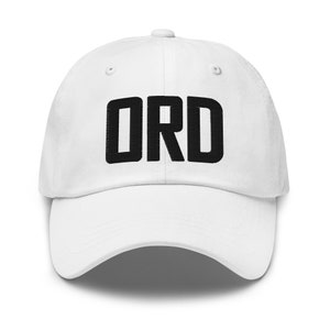 Könnte beinhalten: Weiße Baseballkappe mit schwarzem Sticktext "ORD" auf der Vorderseite.